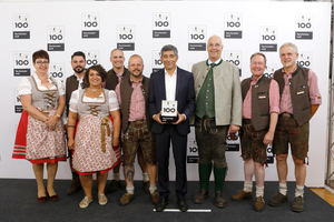  Das Team von Bauer Holzbausysteme bei der Preisverleihung mit Moderator Rangar Yogeshwar 