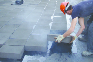  Foamglas_Platten in heisses Bitumen verlegen 