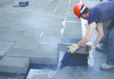 Foamglas_Platten in heisses Bitumen verlegen