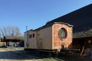  Der Bauwagen vor den Dacharbeiten. Die Fassade ist mit Douglasienbrettern verschalt Foto: Rüdiger Sinn 