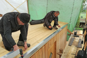  Letzte Vorbereitung der Dachfläche: Die Dachrinnen werden von Oliver Karolius (links) und Holger Längle bündig an die Dachkante geschraubt  Foto: Rüdiger Sinn 