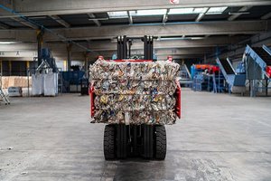 PET-Verpackungsmüll aus Frankreich wird im Soprema-Recyclingwerk in Straßburg angeliefert 