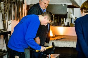  Bei Amelingmeyer Metallbau in Osnabrück lernen Schüler in der Generationenwerkstatt die Arbeit mit Metall kennen, dabei Arbeiten sie auch an der Schmiede 