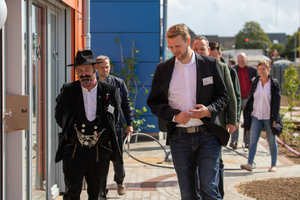  Führung durch den Innen- und Außenbereich der Kita durch Ralf Dinkhoff, Projektleiter Terhalle Holzbau GmbH (rechts). Links: Johannes Schmitz, Vorsitzender Zimmererverband Nordrhein 