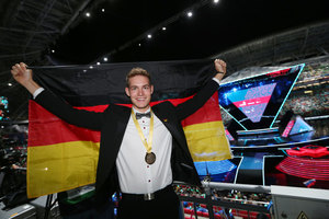  6_Alex_bruns_mit_Fahne_Foto_WorldSkills_Germany__Anja_Jungnickel.jpg 