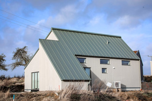  Dieses Haus mit Holzfassade wurde aus einem Guss entwickelt. Auf dem Dach wurde eine Stehfalzdeckung montiert


 