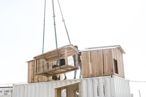  6_Aufbau_Container_Spielplatz_Xhanke_Dach_Foto_Offert_Albers.jpg 