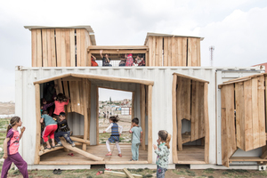  1_Kinder_spielen_im_Spielplatz-Container_Foto_Offert_Albers.jpg 