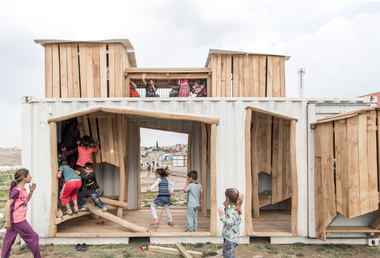 1_Kinder_spielen_im_Spielplatz-Container_Foto_Offert_Albers.jpg