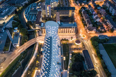  Der Swatch-Neubau dockt auf dem Dach des Museumsneubaus Cité du Temps an 