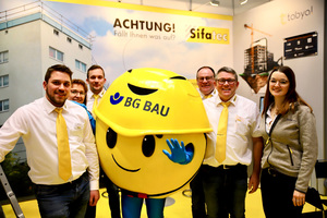  Das Sifatec-Team mit dem Maskottchen der BG Bau 