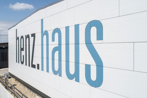  Schriftzug_Blau_Holzbau_Henz.jpg 