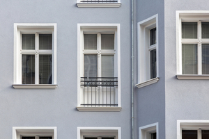  Die ursprünglichen Balkone wurden im Zuge der Sanierung abgebaut und die bodentiefen Fenster mit einem Geländer versehen. Neue Balkone, ausgerichtet zum ruhigen Innenhof werden 2020 gebautFoto: Gutex 