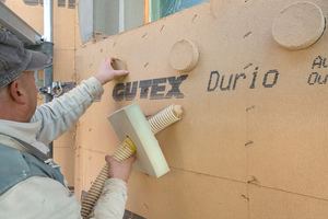  Der Hohlraum zwischen alter Fassade und neuen Holzfaserdämmplatten wird mit Holzfasereinblasdämmung ausgefüllt 