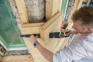  Links: Die Holzfaserdämmplatten ließen sich vor Ort problemlos zuschneiden 