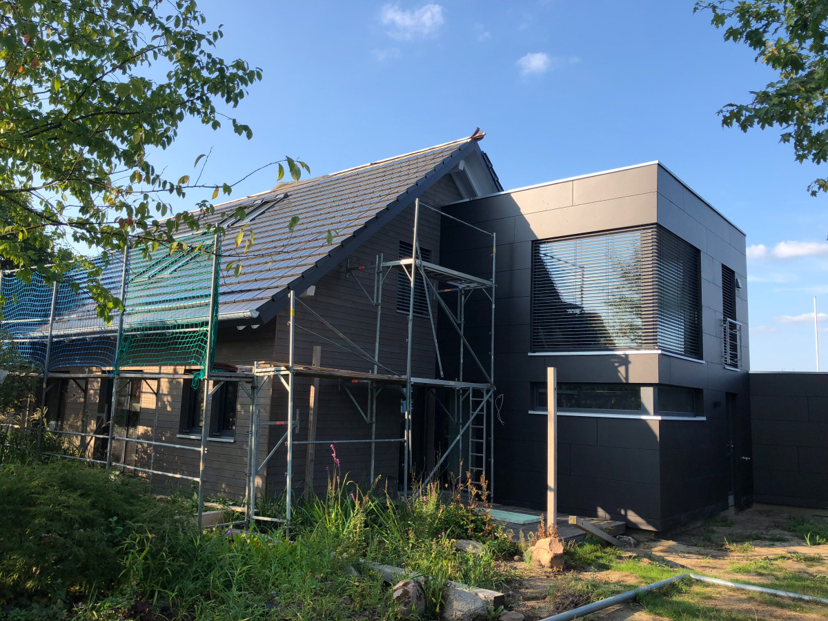 Neu Eingedeckt Mit Solardachziegeln Dach Holzbau