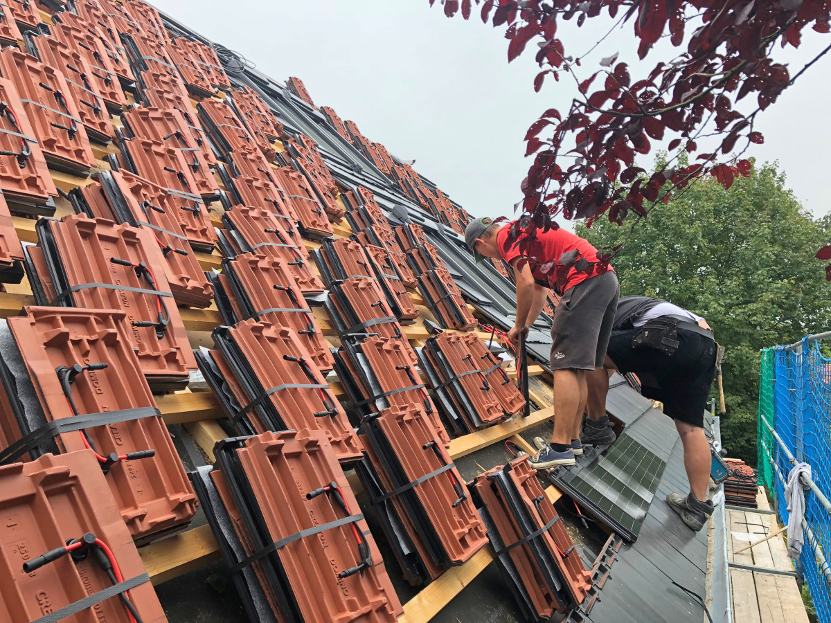 Neu Eingedeckt Mit Solardachziegeln Dach Holzbau
