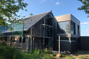  Das Einfamilienhaus mit dem neuen Anbau in der Sanierungsphase 