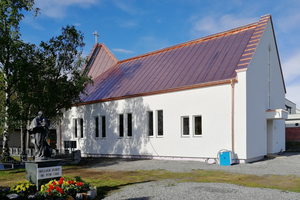  Die Pfarrkirche in Alta (Norwegen) erhielt eine Kupferstehfalzdeckung. Ganz links sind die eingebauten Dachfenster im Dachreiter zu erkennen 