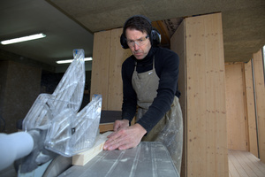  Schreinermeister Christoph Pahl testet die „Mafell Erika 85“, hier beim Sägen von&nbsp; Fichtenholz  