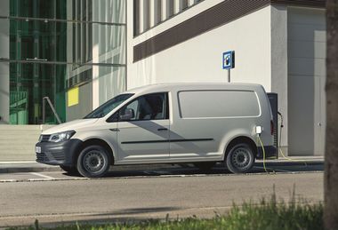 e-Caddy_VW_Nutzfahrzeuge_Ladevorgang.jpg