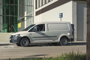  e-Caddy_VW_Nutzfahrzeuge_Ladevorgang.jpg 