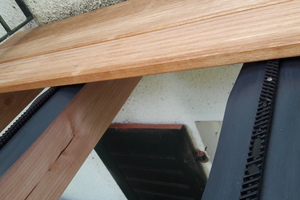  Eine Distanzleiste auf der Folie sorgt für Abstand zwischen Terrassenbelag und Tragkonstruktion.jpg 