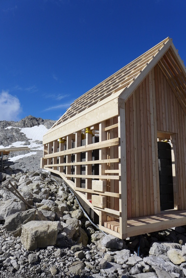  Die Holzkonstruktion der Technikhütte für die Mannheimer Hütte steht  