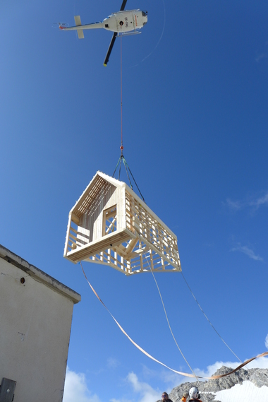  Technikgebäude Mannheimer Hütte Hubschrauber.JPG 