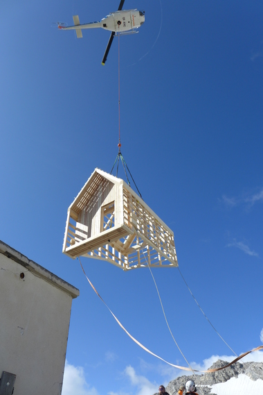  Technikgebäude Mannheimer Hütte Hubschrauber.JPG 