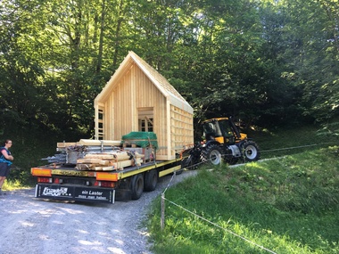  Einen Stück des Weges kann die Holzkonstruktion per Anhänger transportiert werden 