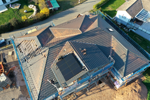  Dieses verschachtelte Dach bietet auf zwei Richtung Süden geneigten Flächen optimale Bedingungen für eine dachintegrierte PV-Anlage. 