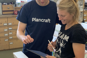  Alexander Noll von Plancraft erläutert Lene Schumann von der Tischlerei Drei21 die Funktionen der App 