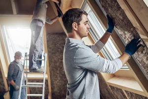  Laut einer Handwerkerbefragung durch Knauf Insulation entsteht bei der Arbeit mit braunen Glaswolldämmstoffen mit "Ecose"-Technologie weniger Juckreiz als bei anderen Glaswolldämmungen 