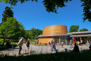  Das Besucherzentrum im Nationalpark Jasmund befindet sich hoch oben direkt am berühmten Kreidefelsen Königsstuhl und empfängt jährlich knapp 300 000 Gäste<br /> 