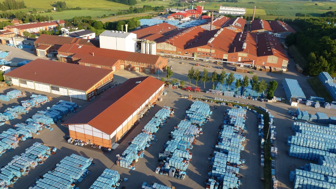 Der Produktionsstandort und Hauptsitz der Erlus AG in Neufahrn (Niederbayern)