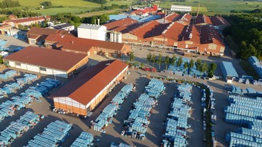Der Produktionsstandort und Hauptsitz der Erlus AG in Neufahrn (Niederbayern)