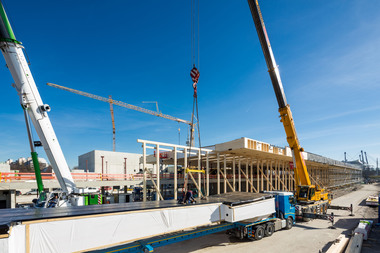  8_Rubner_Holzbau_Campus_Anlieferung_per_Tieflader_Foto_Rubner.jpg 