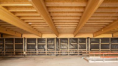 3_Foto_Buck_I_Rubner_Holzbau_Passage_Versammlungsstaette_Rettungsgasse.jpg