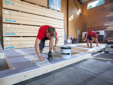  5_Fuellen_und_Glaetten_der_Plattenfugen_Foto_Knauf_Insulation.JPG 