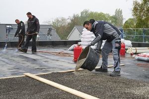  Durch das Aufbringen von Thermoperl® wird nicht nur das Flachdach effizient gedämmt, sondern Unebenheiten auch ausgeglichen.  