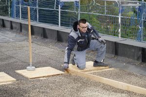  Thermoperl® wird in der gewünschten Form ausgebildet. &nbsp;Dies kann man mit einer Wasserwaage, einem Stück Dachlatte oder einem Richtscheid erfolgen. 