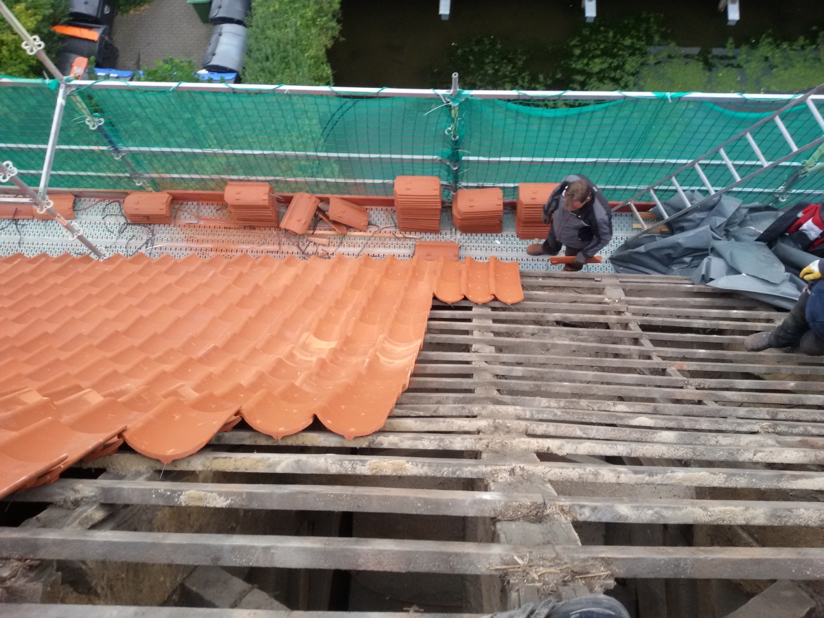 mit strohdocken und hohlziegeln dach holzbau
