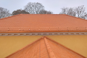  Blick von der seitlichen Dachfläche auf das höher gelegene, mittlere Dach nach Abschluss der Sanierung 