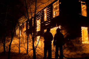  Jährlich brennen in Deutschland rund 70.000 Gebäude. Vor allem im Holzbau sind die Anforderungen an den vorbeugenden Brandschutz hoch, da für den brennbaren Werkstoff Holz spezielle Lösungen gefunden werden müssen.  