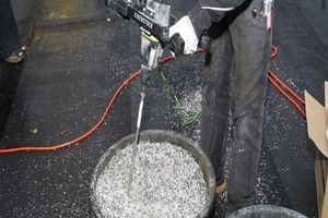  Vor der Verarbeitung wird der Thermoperl® Ausgleichs- und Dämmstoffschüttung Perlmix® beigemischt. Das mineralische Öl aktiviert den Bitumenanteil für die später erfolgende Verklebung der Schüttung durch verdichten. 