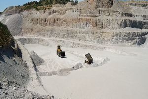  Über seine Minenbeteiligung auf der griechischen Kykladeninsel Milos bezieht Knauf Performance Materials für seine Produkte äußerst hochwertiges Rohperlit. 