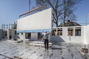  Eine Alternative zu Holzwerkstoffplatten: Fermacell Gipsfaserplatten können als mittragende und aussteifende Beplankung von Wänden, als brandschutztechnische Bekleidung von Holzbauteilen sowie als aussteifende Komponente von Decken- und Dachscheiben verarbeitet werden 