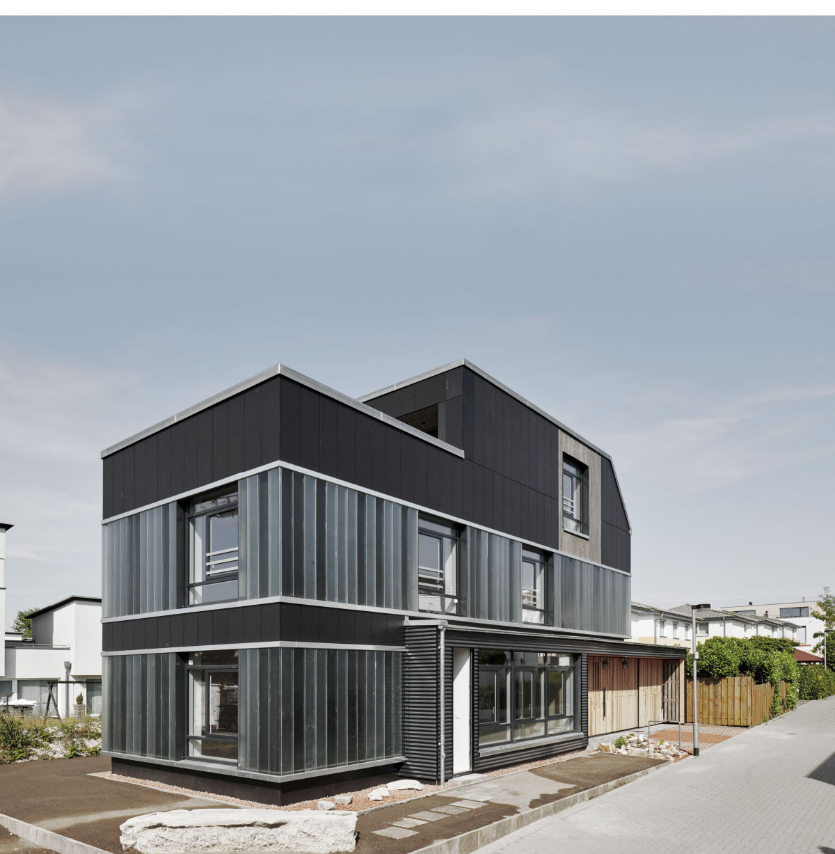 massivholzbau trifft recycling dach holzbau