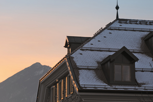  Ein_Krueppelwalmdach_im_alpenlaendischen_Bereich__ausgestattet_mit_Schneefanggittern_Foto_Creaton.jpg 